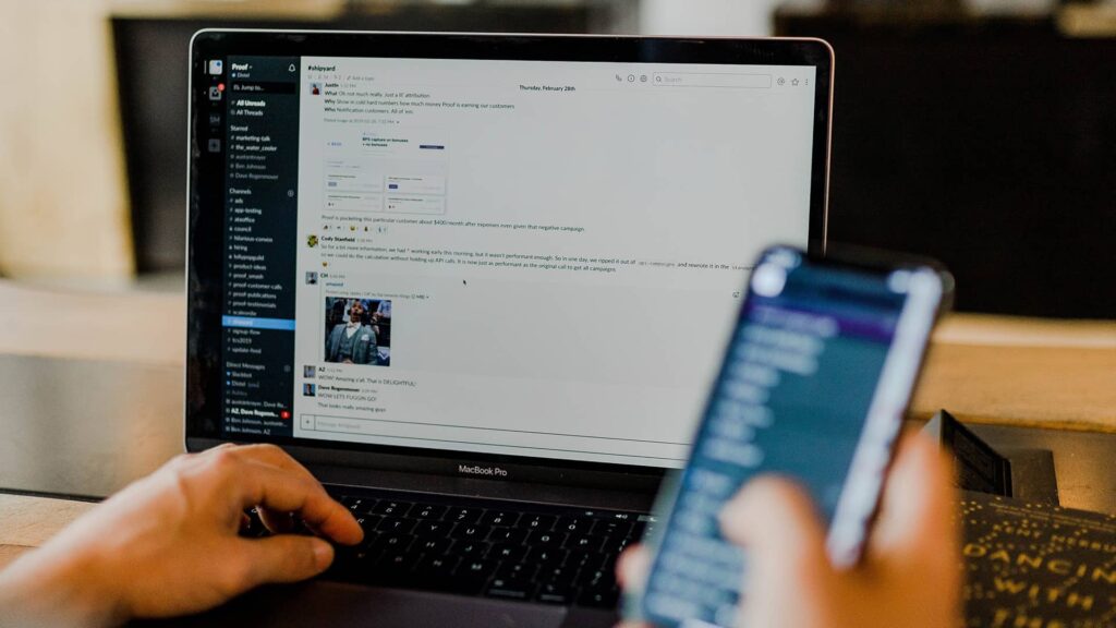 Tela de computador com a interface do Slack