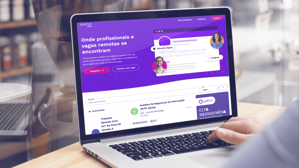 Uma pessoa usa um laptop exibindo um site com uma interface com tema roxo para listagens de empregos remotos. A tela mostra opções para colaborar ou postar um emprego, com várias listagens de empregos visíveis abaixo.