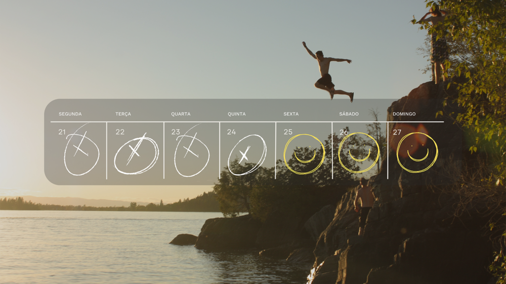 Uma pessoa pula de um penhasco rochoso na água ao pôr do sol. Uma sobreposição transparente mostra um calendário semanal com os dias riscados, destacando sábado e domingo com círculos amarelos e um rosto sorridente no domingo. O fundo tem árvores e um lago calmo.