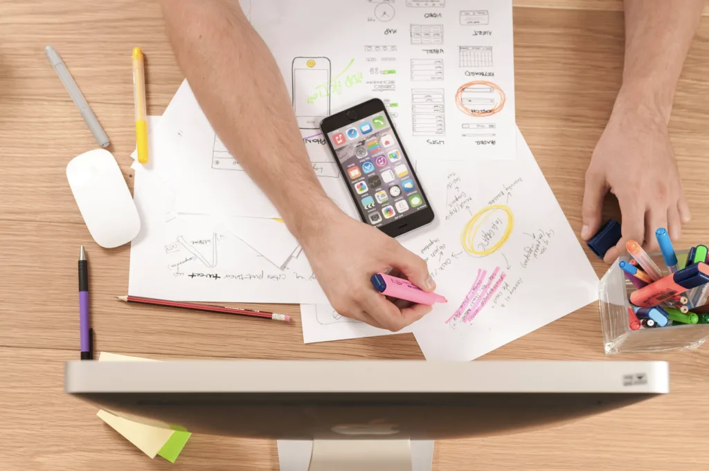 Ambiente de trabalho remoto com foco em produtividade.