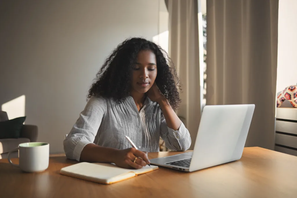 Uma jovem mulher negra com vaga de estágio remoto