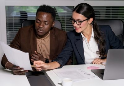 PJ, CLT ou EOR? Entenda os modelos de contratação para receber salário em dólar trabalhando do Brasil